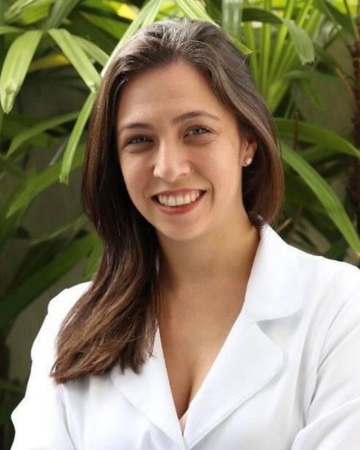 Dra. Talita Sampaio, ginecologista, de jaleco branco